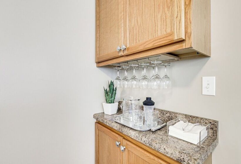 Pet Friendly Pacific Cottage Near Purina Farms!