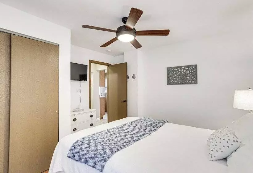 Pet Friendly Pacific Cottage Near Purina Farms!