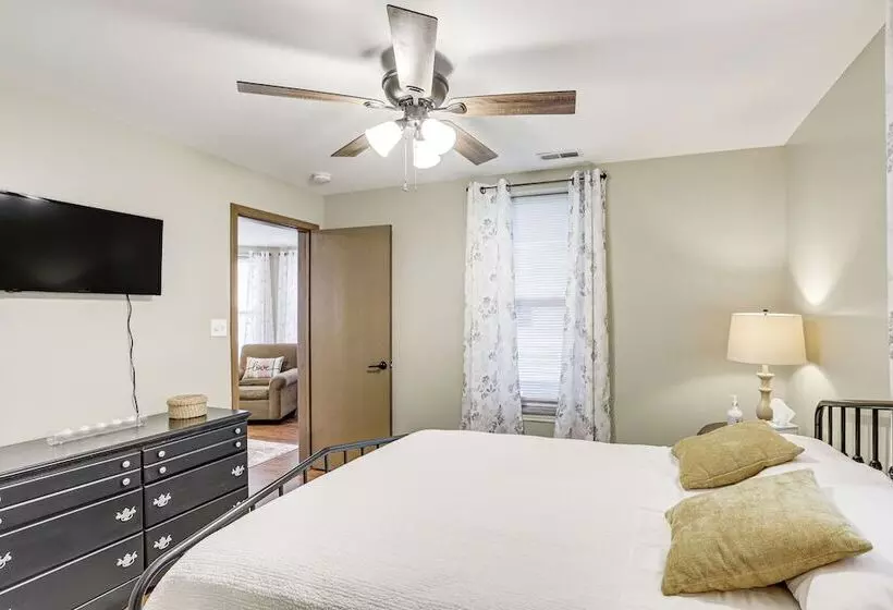 Pet Friendly Pacific Cottage Near Purina Farms!