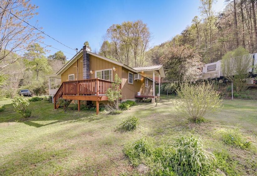 Quiet & Cozy Tuckasegee Retreat W/ Mountain Views!