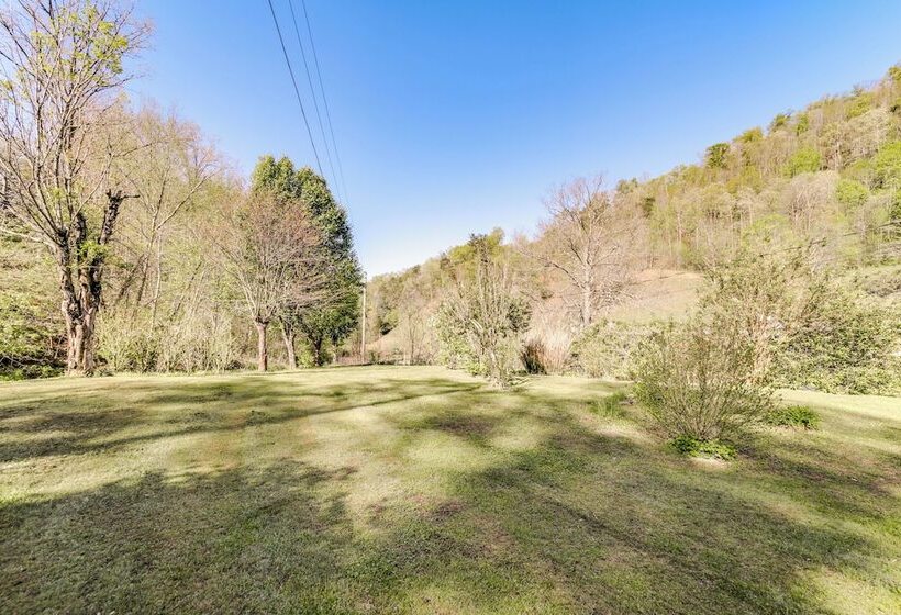 Quiet & Cozy Tuckasegee Retreat W/ Mountain Views!