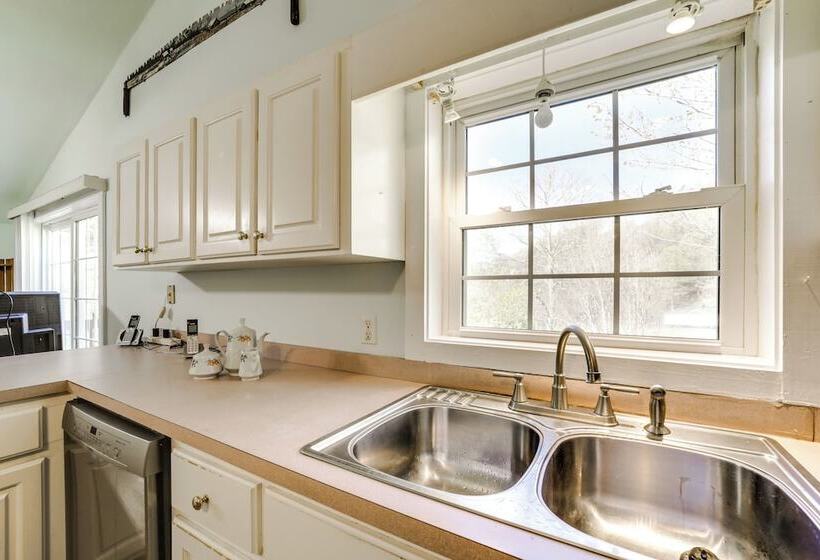 Quiet & Cozy Tuckasegee Retreat W/ Mountain Views!