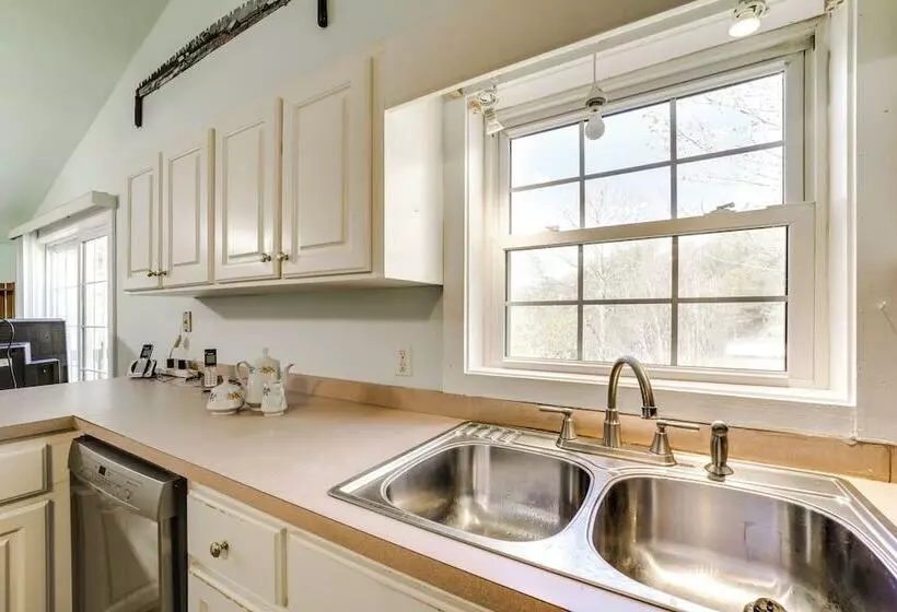 Quiet & Cozy Tuckasegee Retreat W/ Mountain Views!