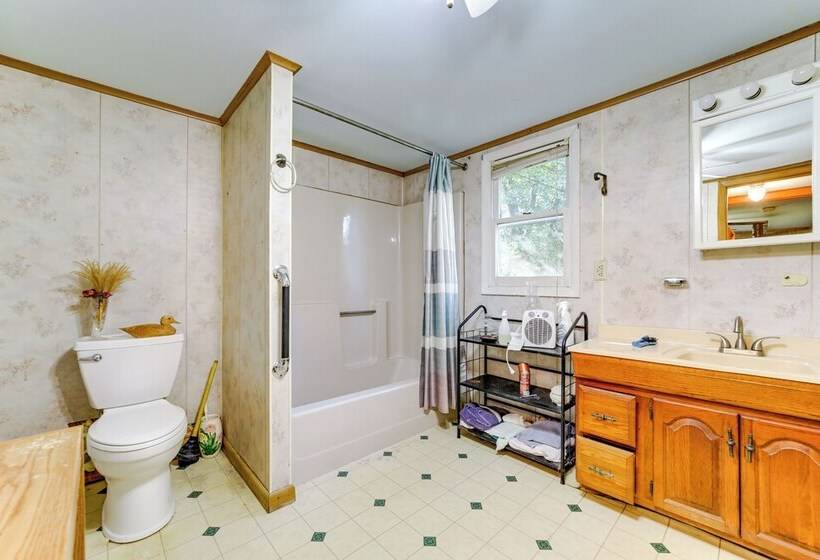 Quiet & Cozy Tuckasegee Retreat W/ Mountain Views!