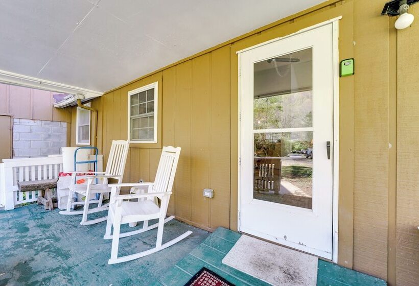 Quiet & Cozy Tuckasegee Retreat W/ Mountain Views!