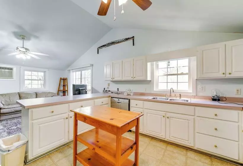 Quiet & Cozy Tuckasegee Retreat W/ Mountain Views!