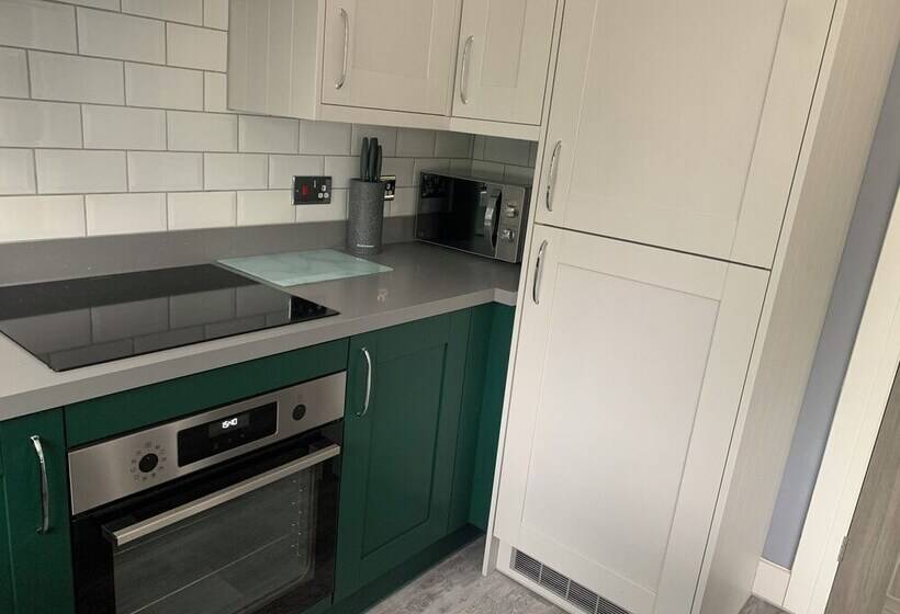 Residenza Impeccable 1 Bed House In Aberdare