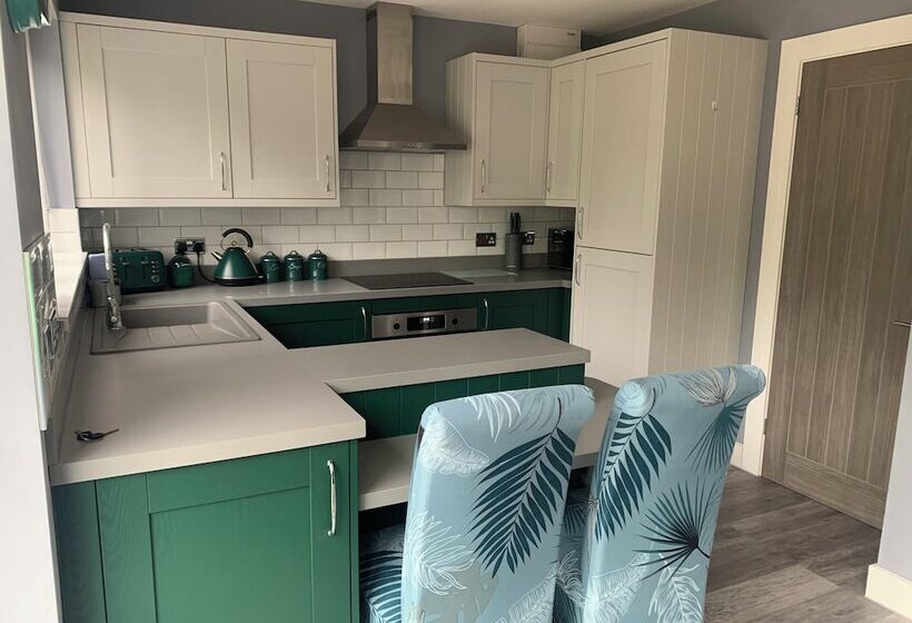 Residenza Impeccable 1 Bed House In Aberdare