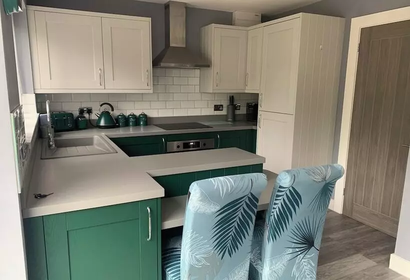 Residenssi Impeccable 1 Bed House In Aberdare