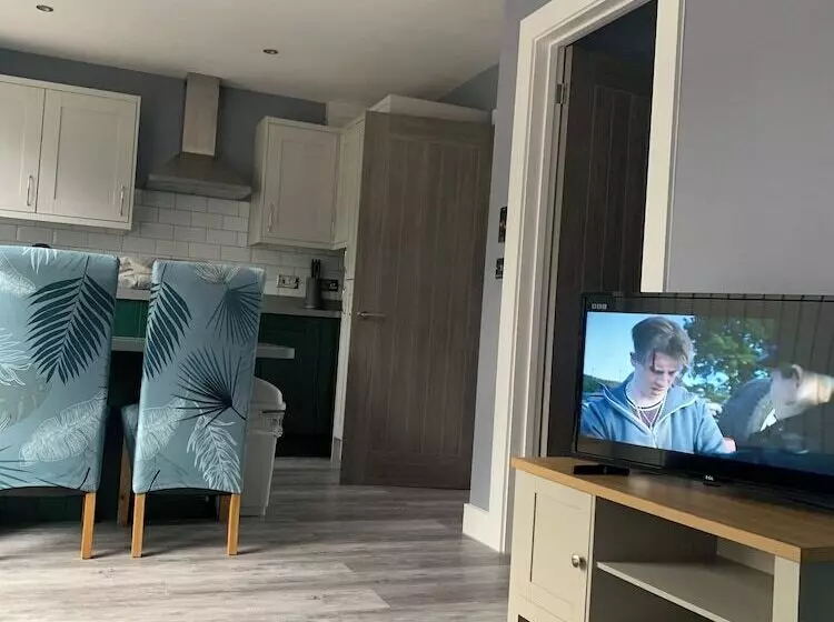 Residenssi Impeccable 1 Bed House In Aberdare