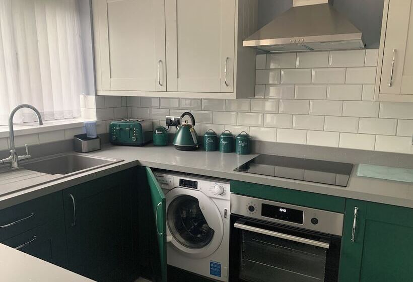 Residenza Impeccable 1 Bed House In Aberdare