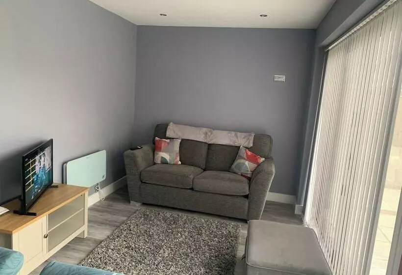 Residenssi Impeccable 1 Bed House In Aberdare