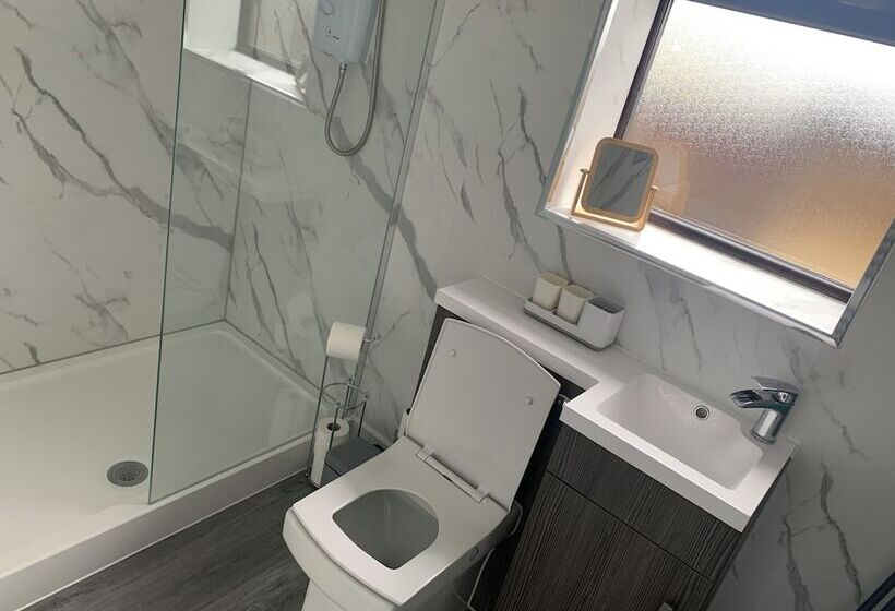 Residenza Impeccable 1 Bed House In Aberdare