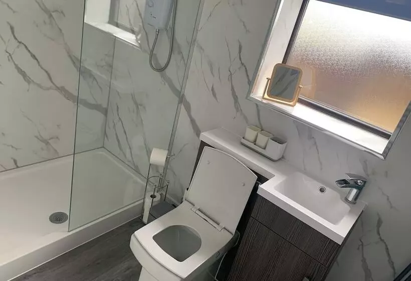 Residenssi Impeccable 1 Bed House In Aberdare