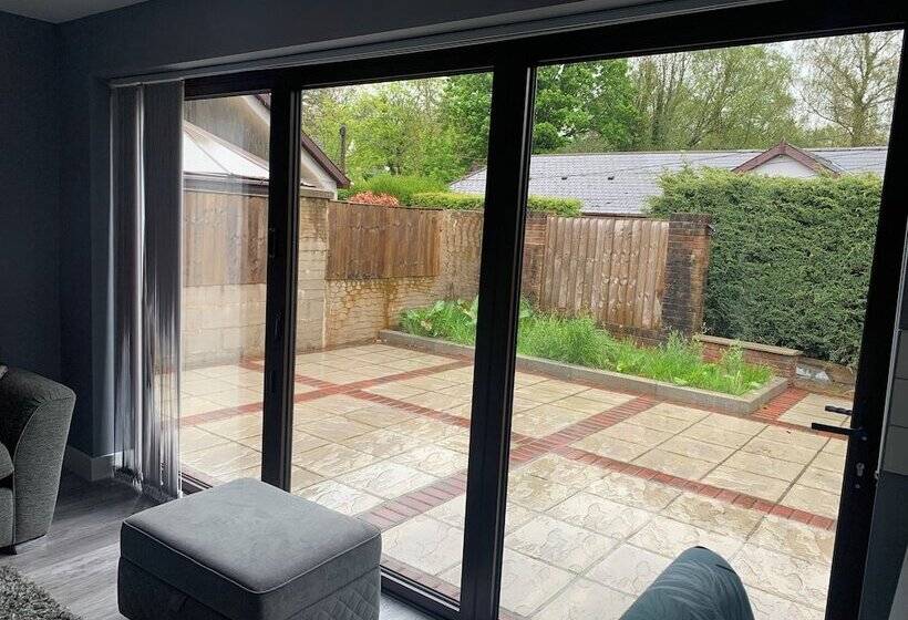 Residenza Impeccable 1 Bed House In Aberdare