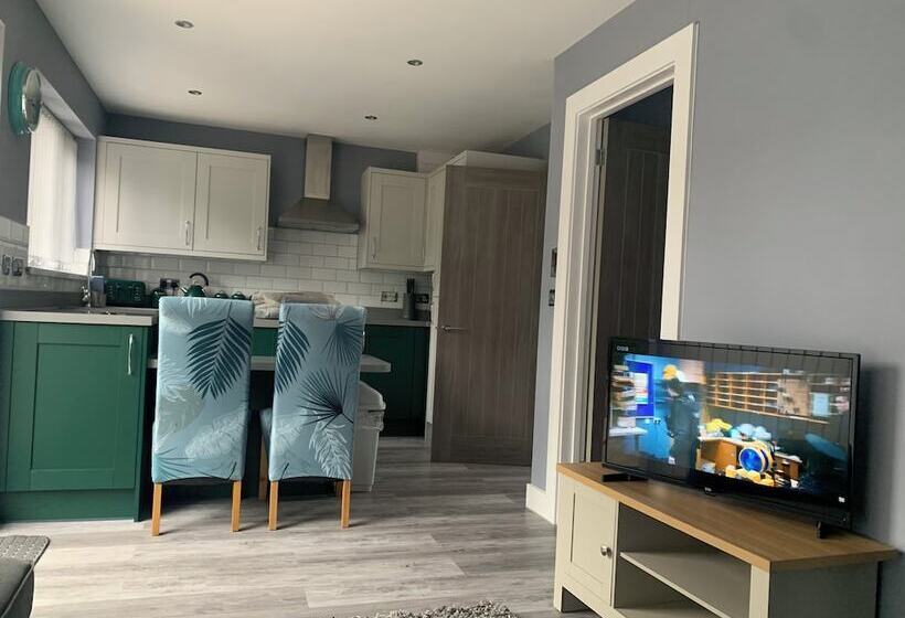 Residenza Impeccable 1 Bed House In Aberdare