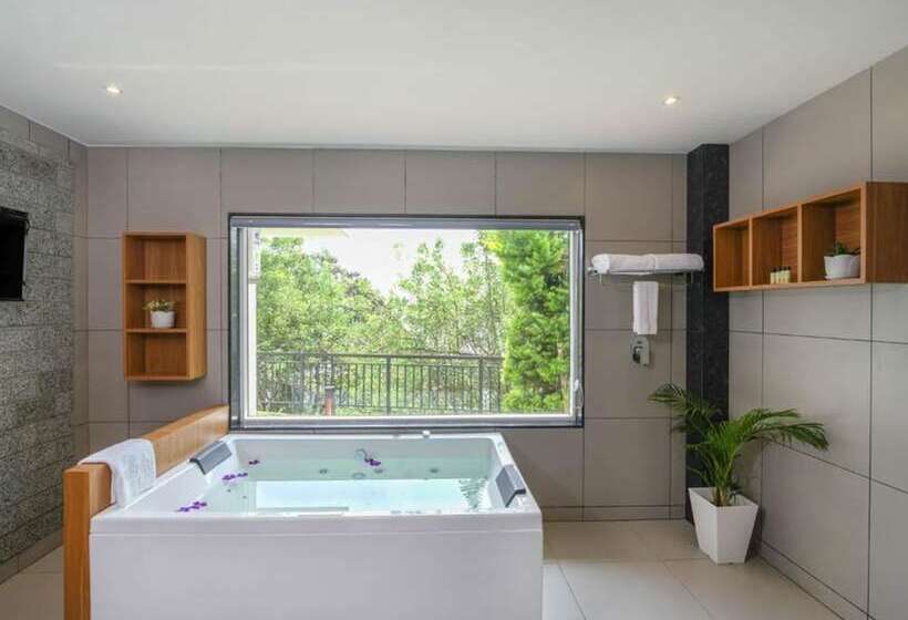 Sprise Munnar Resort And Spa