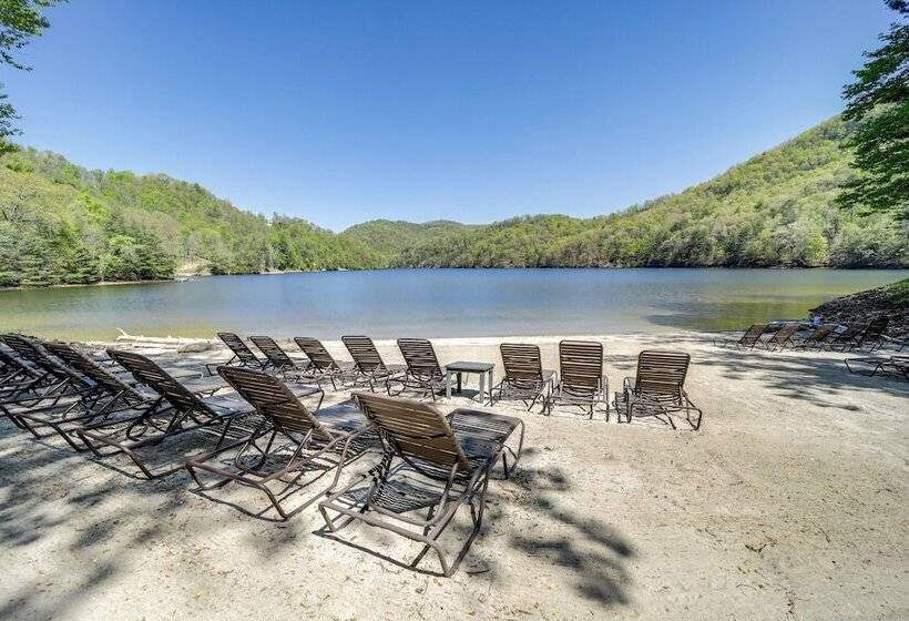 4 Mi To Lake: Tuckasegee Home W/ Community Perks