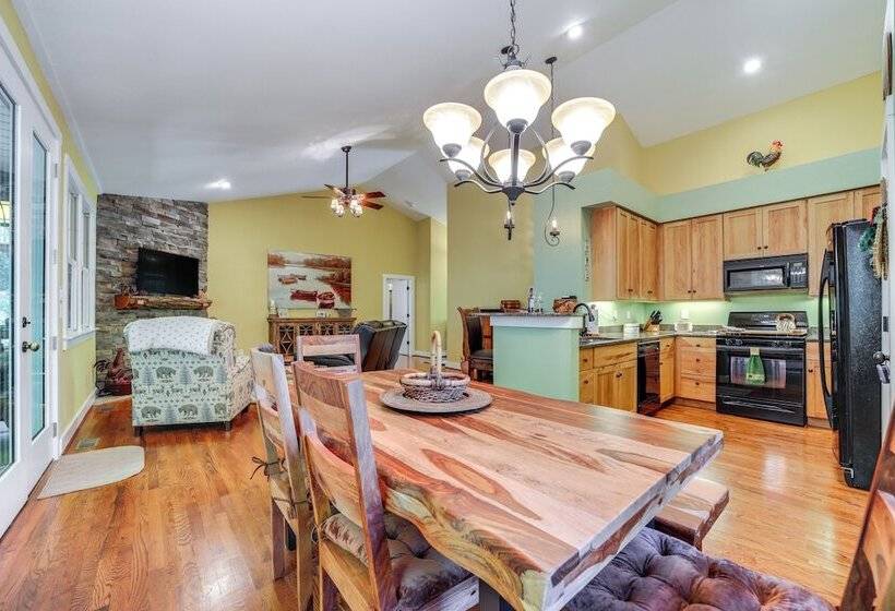 4 Mi To Lake: Tuckasegee Home W/ Community Perks