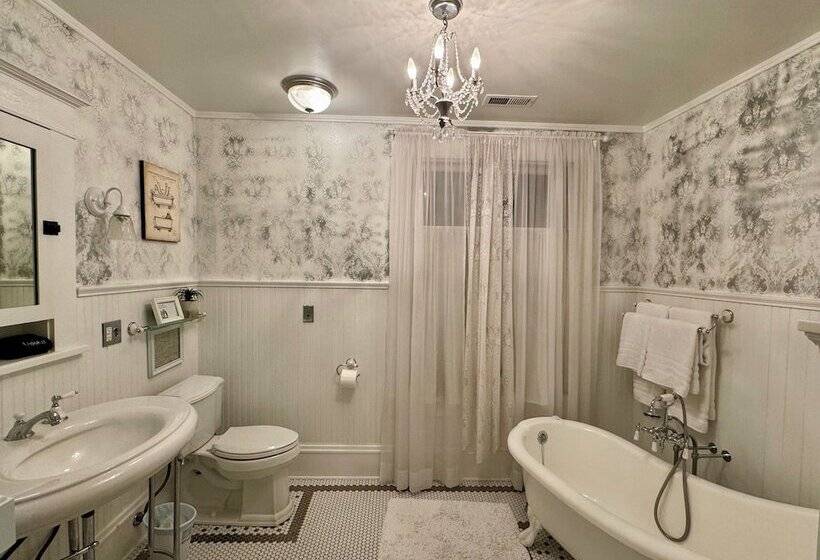 住宿加早餐  Hubble House Inn