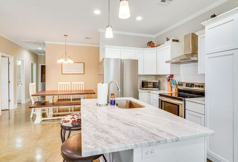 Cozy Crowley Home: Modern Interior, Covered Porch!