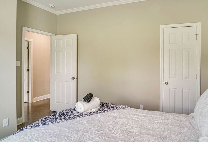 Cozy Crowley Home: Modern Interior, Covered Porch!