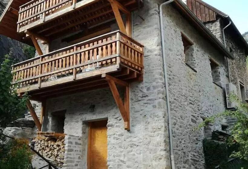 Hotelli Hôtel Les Cimes