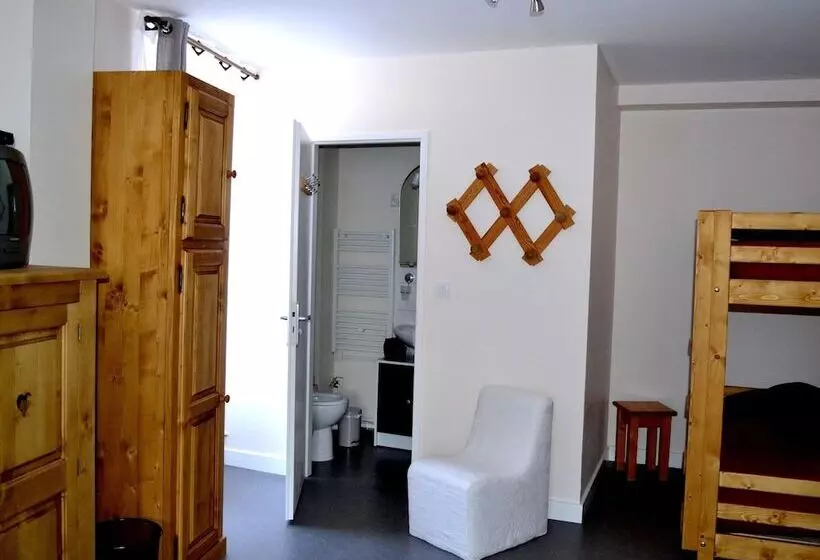 Hotelli Hôtel Les Cimes