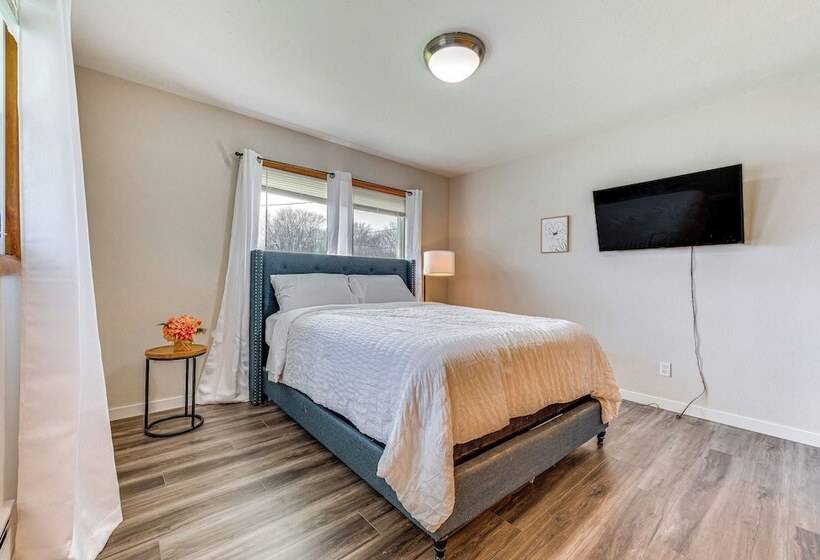 Newly Remodeled Home In Storm Lake W/ Private Yard