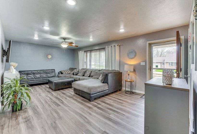 Newly Remodeled Home In Storm Lake W/ Private Yard