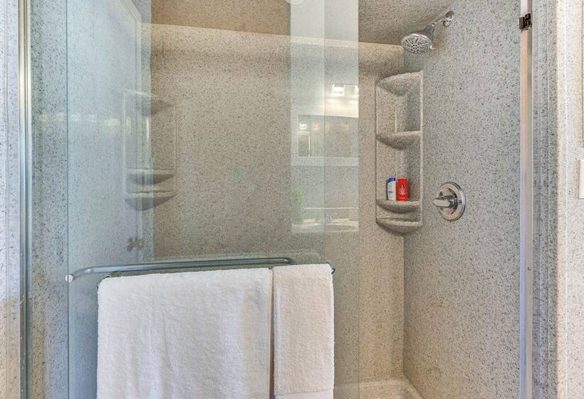 Newly Remodeled Home In Storm Lake W/ Private Yard