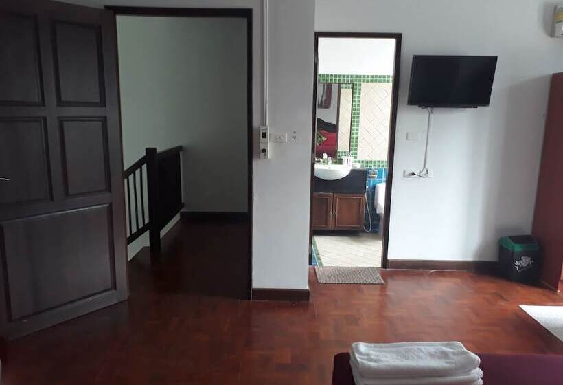 پانسیون Encore Beachside