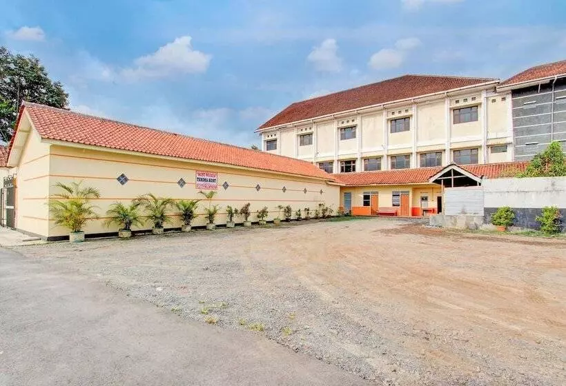 ホテル Spot On 93988 Guest House Wijaya Syariah Near Alun Alun Kota Purwokerto