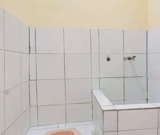 ホテル Spot On 93988 Guest House Wijaya Syariah Near Alun Alun Kota Purwokerto