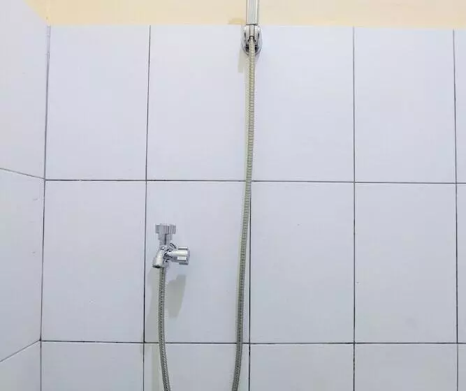 ホテル Spot On 93988 Guest House Wijaya Syariah Near Alun Alun Kota Purwokerto
