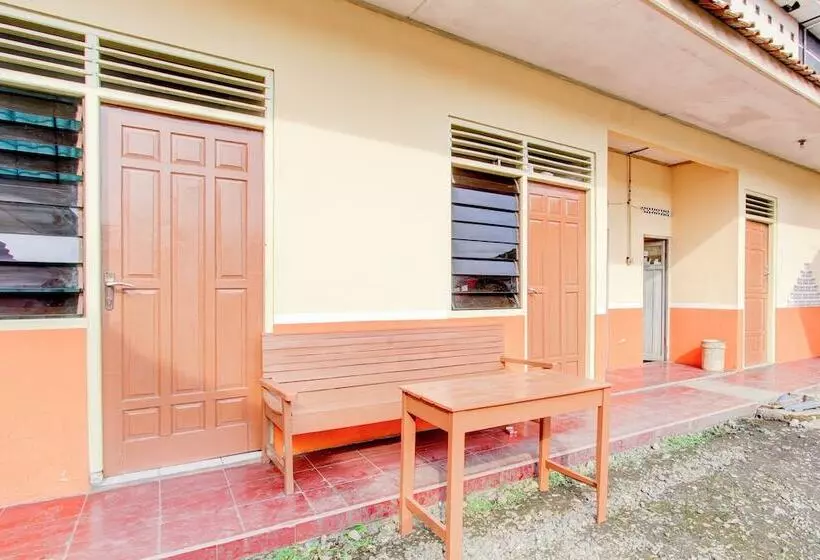 ホテル Spot On 93988 Guest House Wijaya Syariah Near Alun Alun Kota Purwokerto