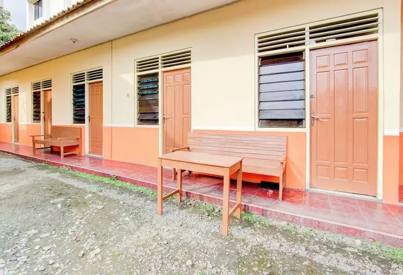 ホテル Spot On 93988 Guest House Wijaya Syariah Near Alun Alun Kota Purwokerto