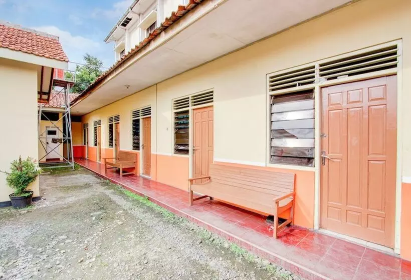 ホテル Spot On 93988 Guest House Wijaya Syariah Near Alun Alun Kota Purwokerto
