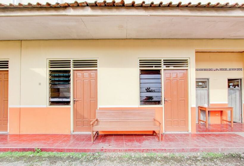 בית מלון כפרי Spot On 93988 Guest House Wijaya Syariah Near Alun Alun Kota Purwokerto