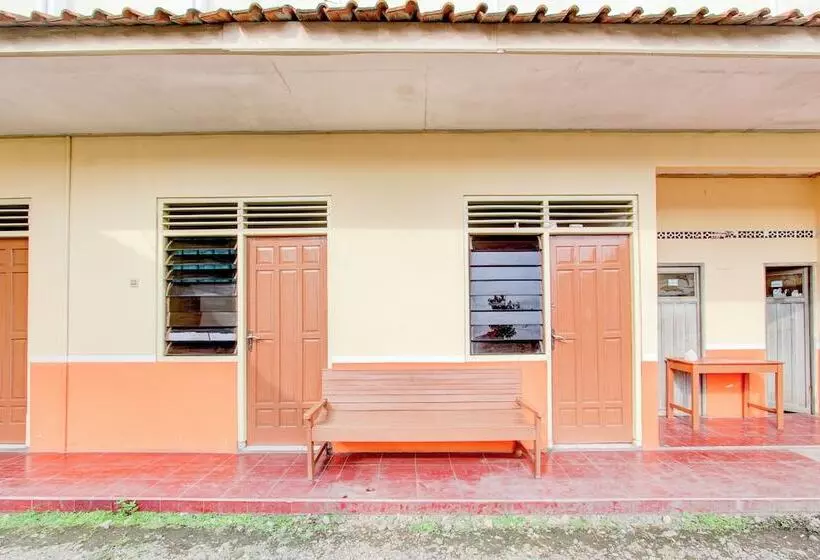 ホテル Spot On 93988 Guest House Wijaya Syariah Near Alun Alun Kota Purwokerto