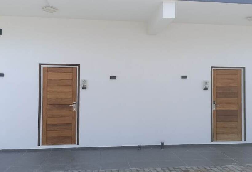 Anira Hotel & Suites