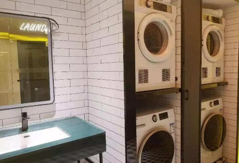 City Comfort Premier Hotel Liuzhou Wuxing Pedestrian Street Jinggu Building