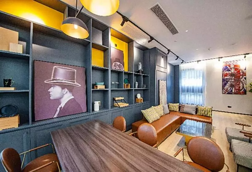 City Comfort Premier Hotel Liuzhou Wuxing Pedestrian Street Jinggu Building