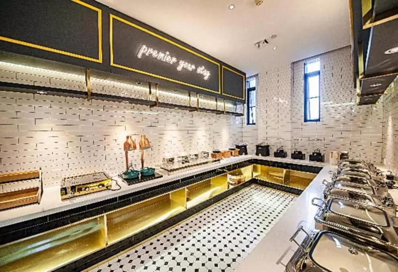 City Comfort Premier Hotel Liuzhou Wuxing Pedestrian Street Jinggu Building