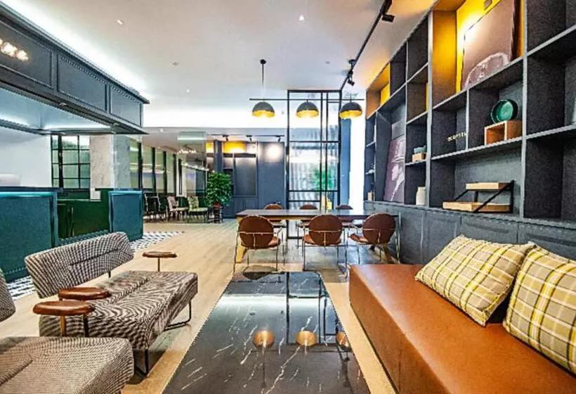 City Comfort Premier Hotel Liuzhou Wuxing Pedestrian Street Jinggu Building