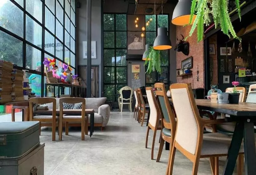 Hotelli Warehouse18 Pool Cafe Resort