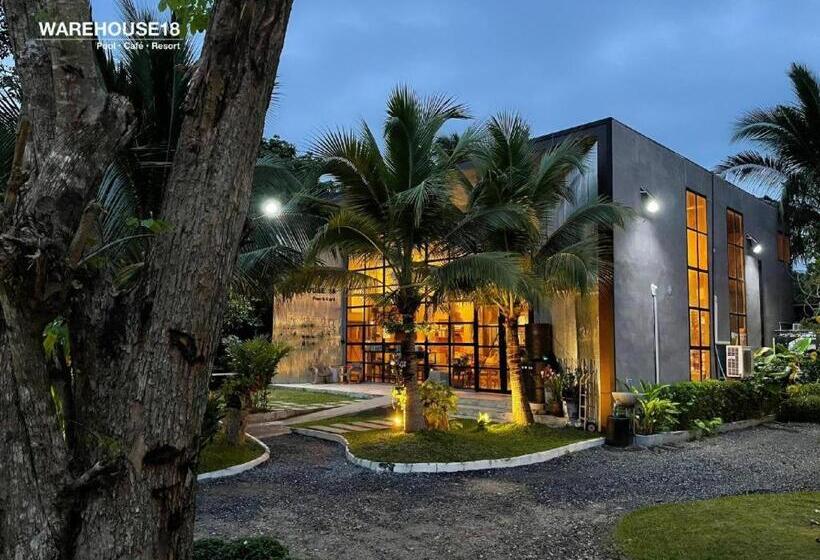 Hotel Warehouse18 Pool Cafe Resort