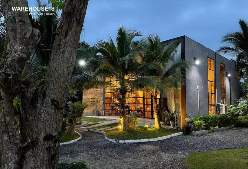 Hotelli Warehouse18 Pool Cafe Resort