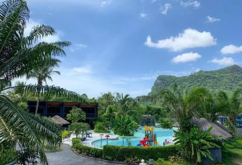 Hotelli Warehouse18 Pool Cafe Resort