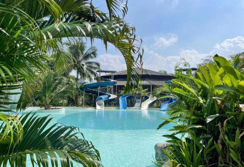 Hotel Warehouse18 Pool Cafe Resort